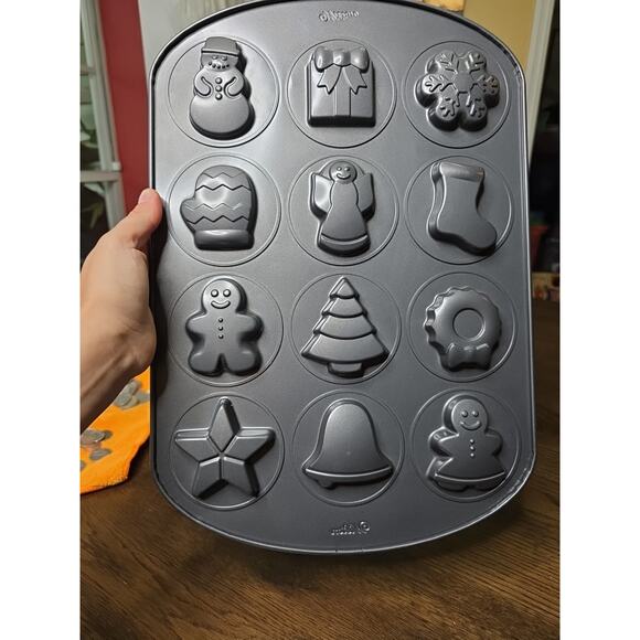 Wilton 12-CAVITY COOKIE PAN ~ 12 Different Christmas designs Dark Non-Stick tS2 - Picture 6 of 12